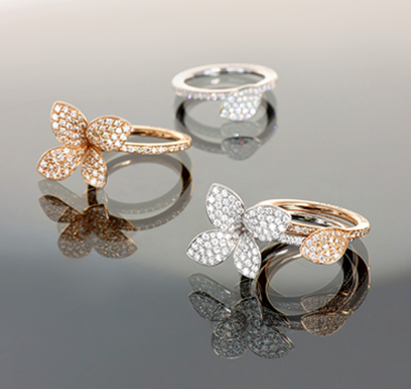 Trois bagues de Pasquale Bruni sur un fond gris.